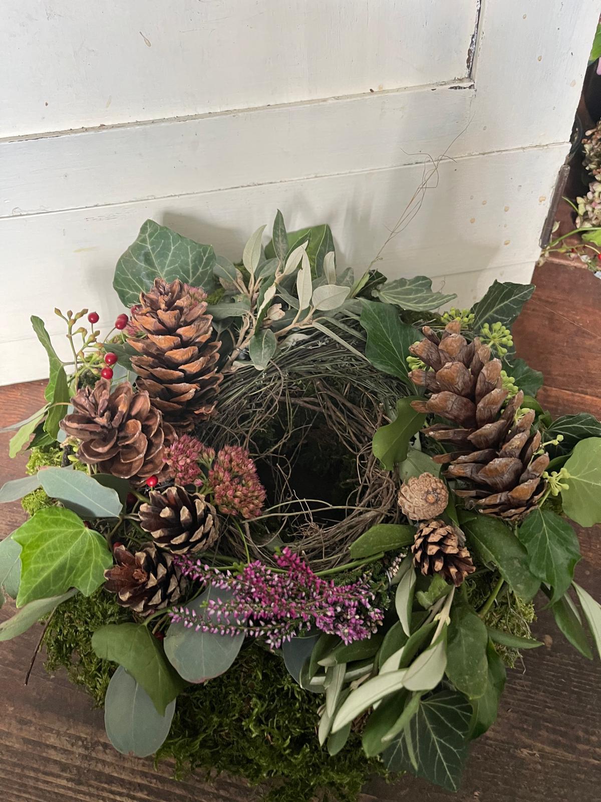 Handgefertigter Mooskranz: Reichhaltige Komposition