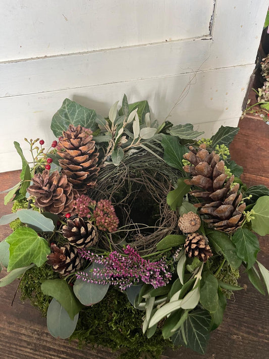 Handgefertigter Mooskranz: Reichhaltige Komposition