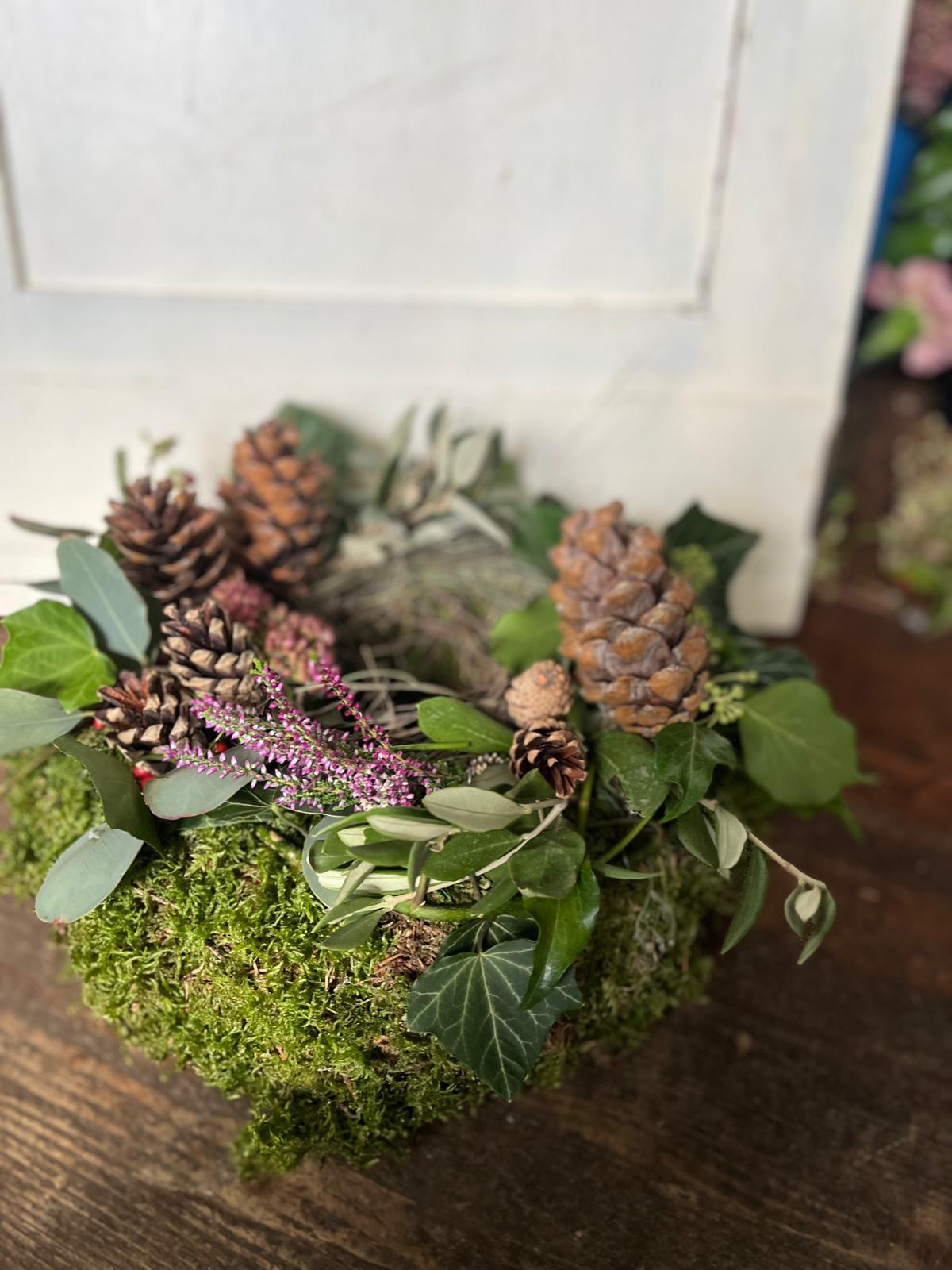 Handgefertigter Mooskranz: Reichhaltige Komposition