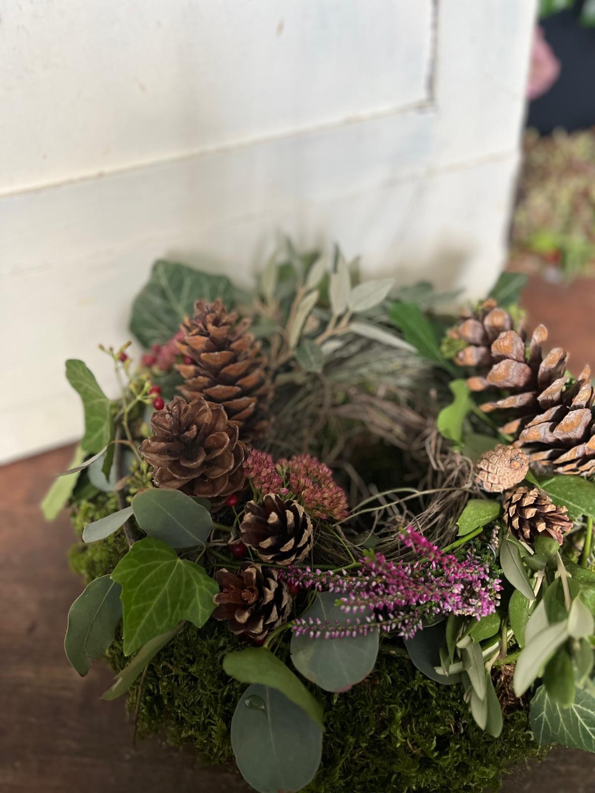 Handgefertigter Mooskranz: Reichhaltige Komposition