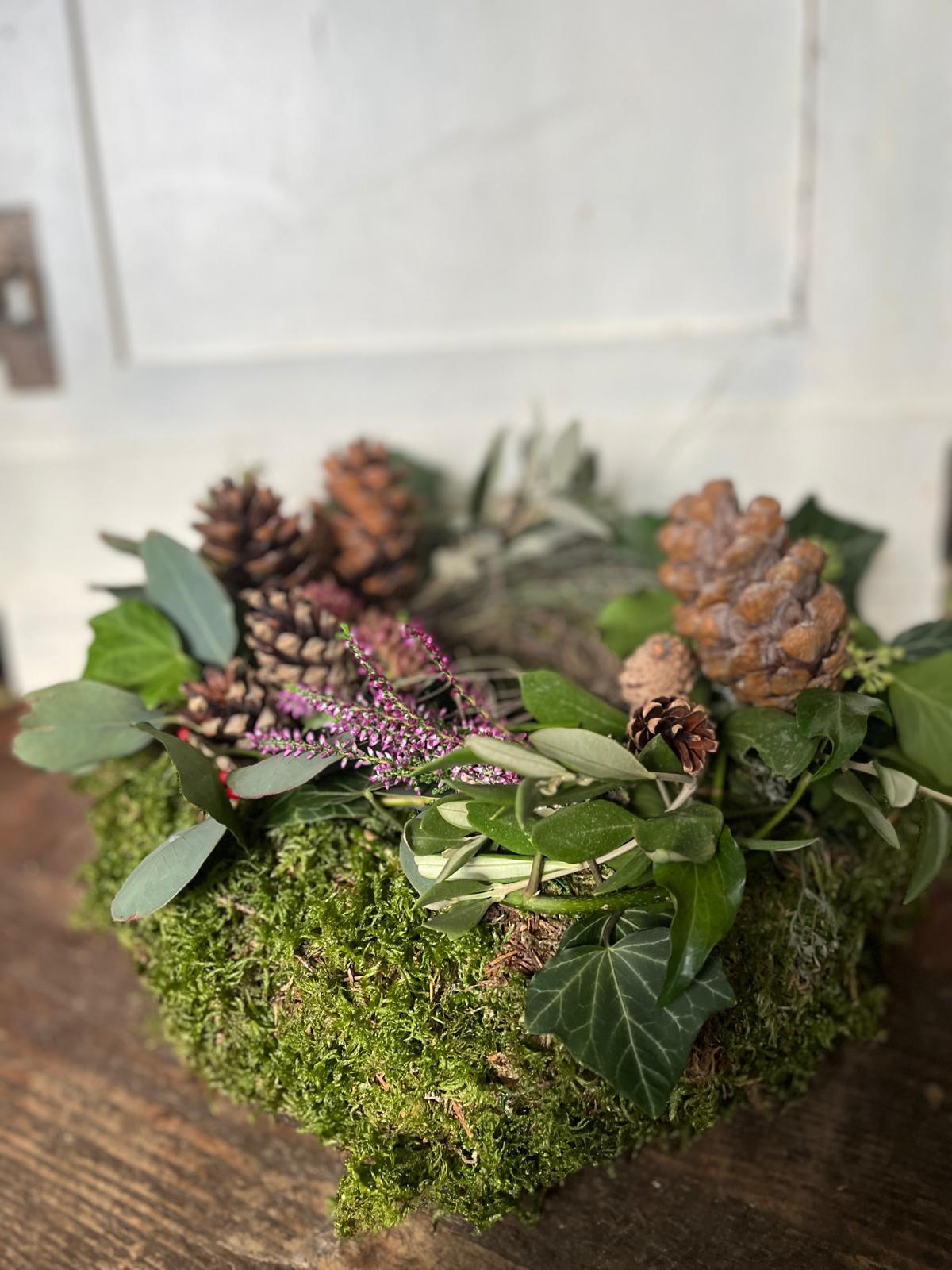 Handgefertigter Mooskranz: Reichhaltige Komposition