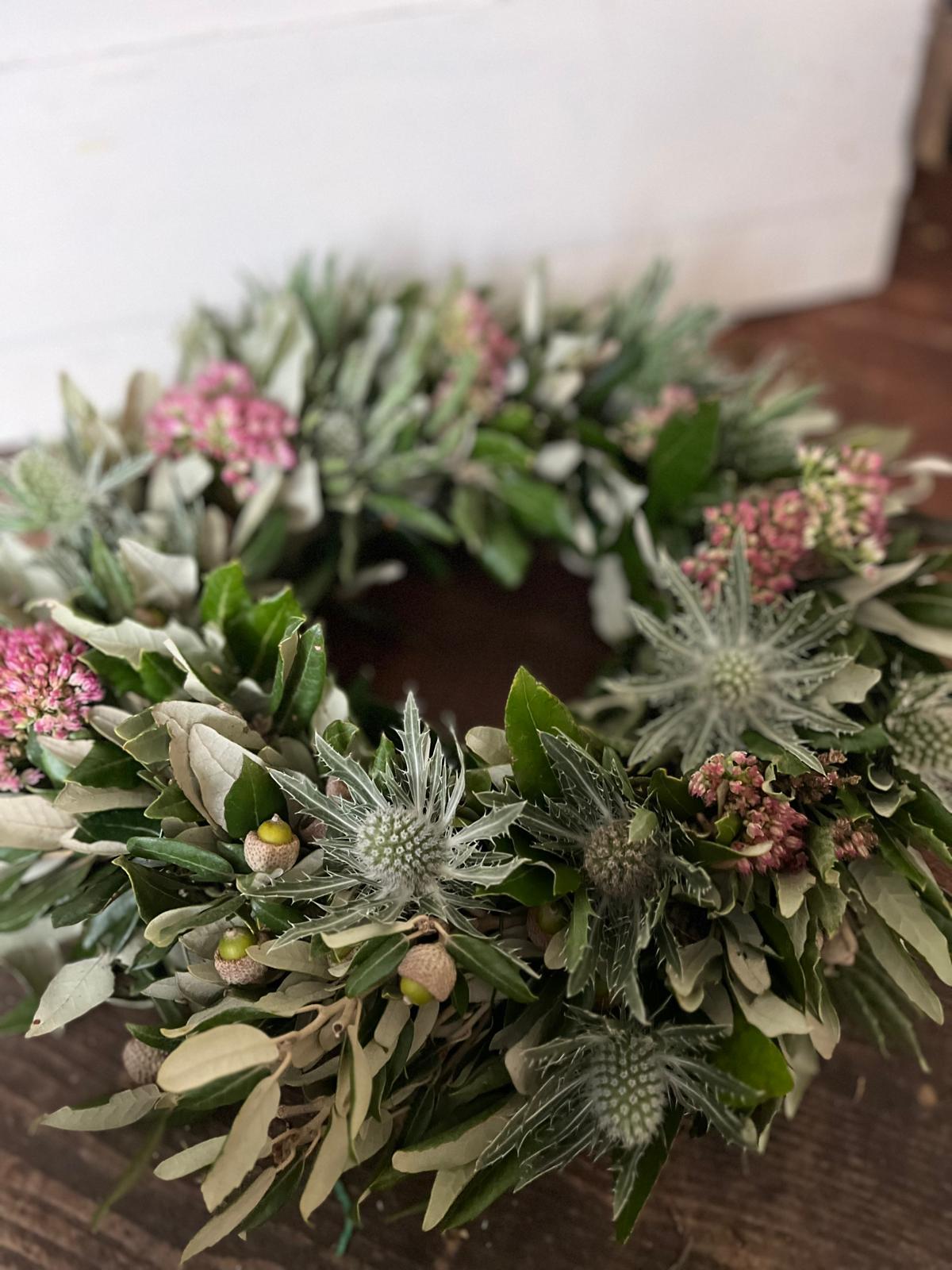 Neues Modell: Türkranz mit Blättern, Disteln & Sedum (25 cm)