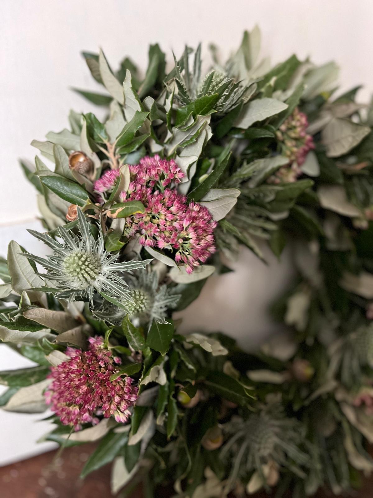 Neues Modell: Türkranz mit Blättern, Disteln & Sedum (25 cm)