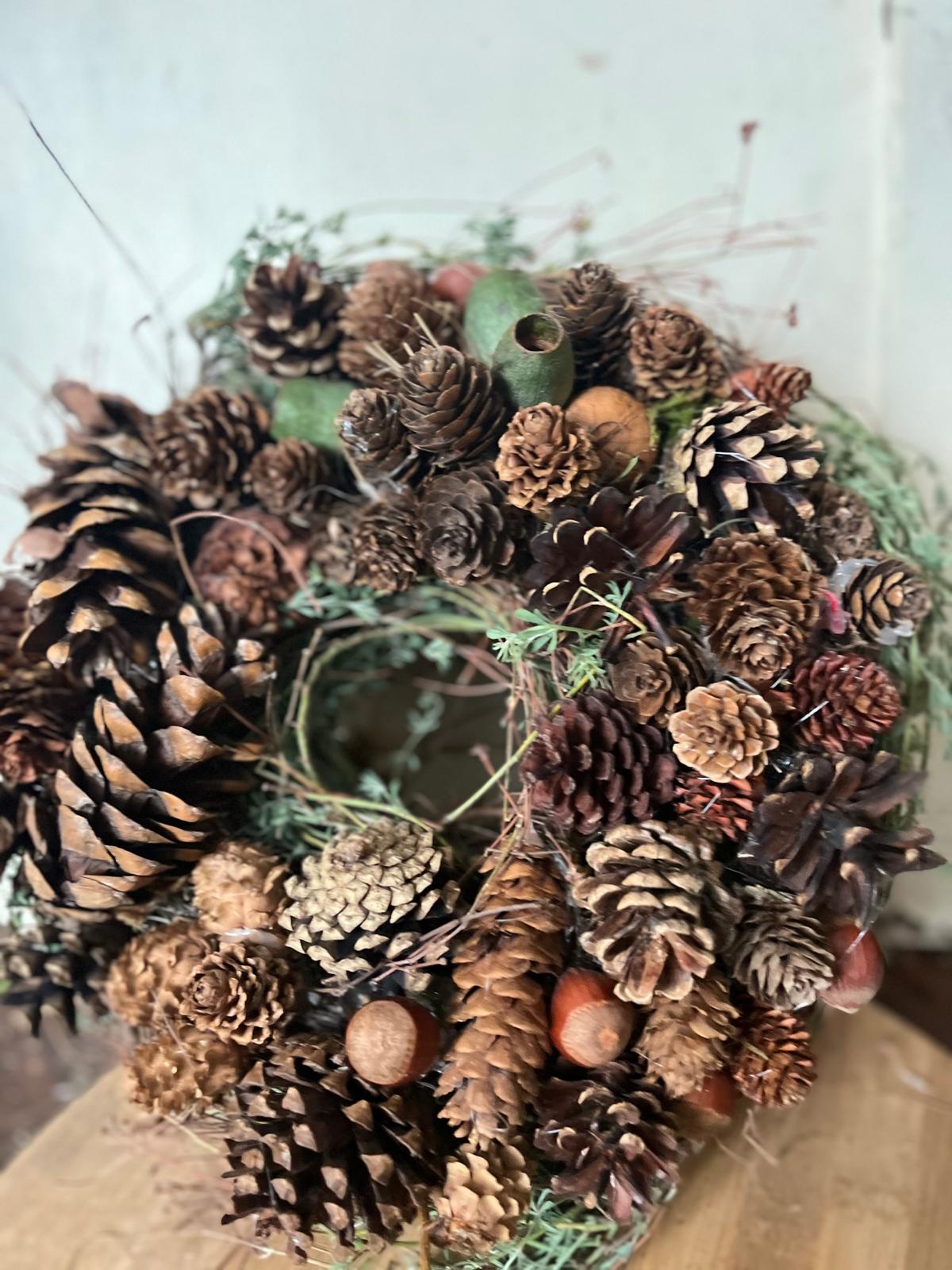 Edler Adventskranz: Zeitloses Unikat für die Weihnachtszeit