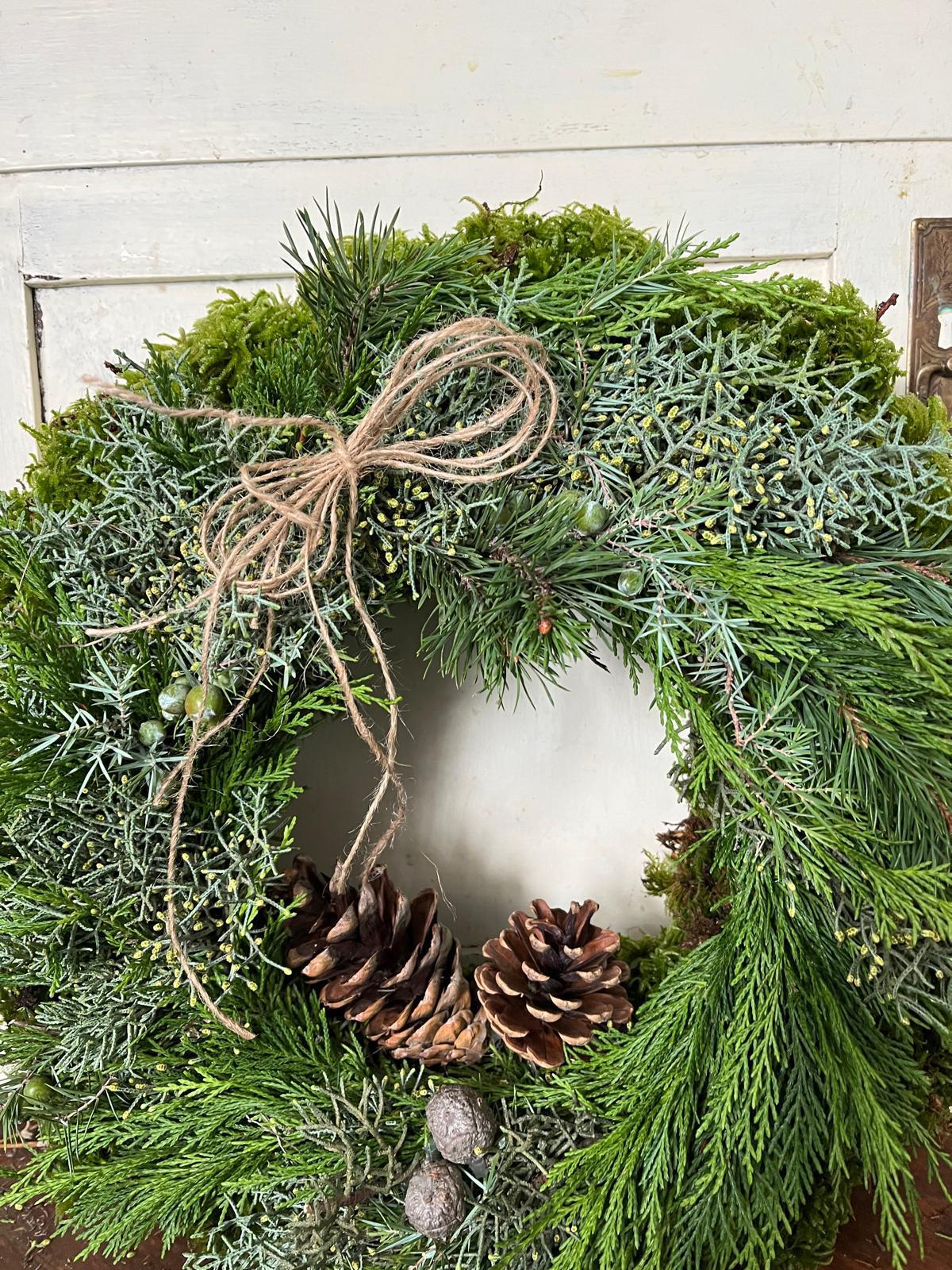 Langlebiger Mooskranz (40/50 cm) – Dick gebunden mit Tanne & Zapfen