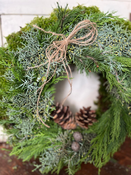 Langlebiger Mooskranz (40/50 cm) – Dick gebunden mit Tanne & Zapfen