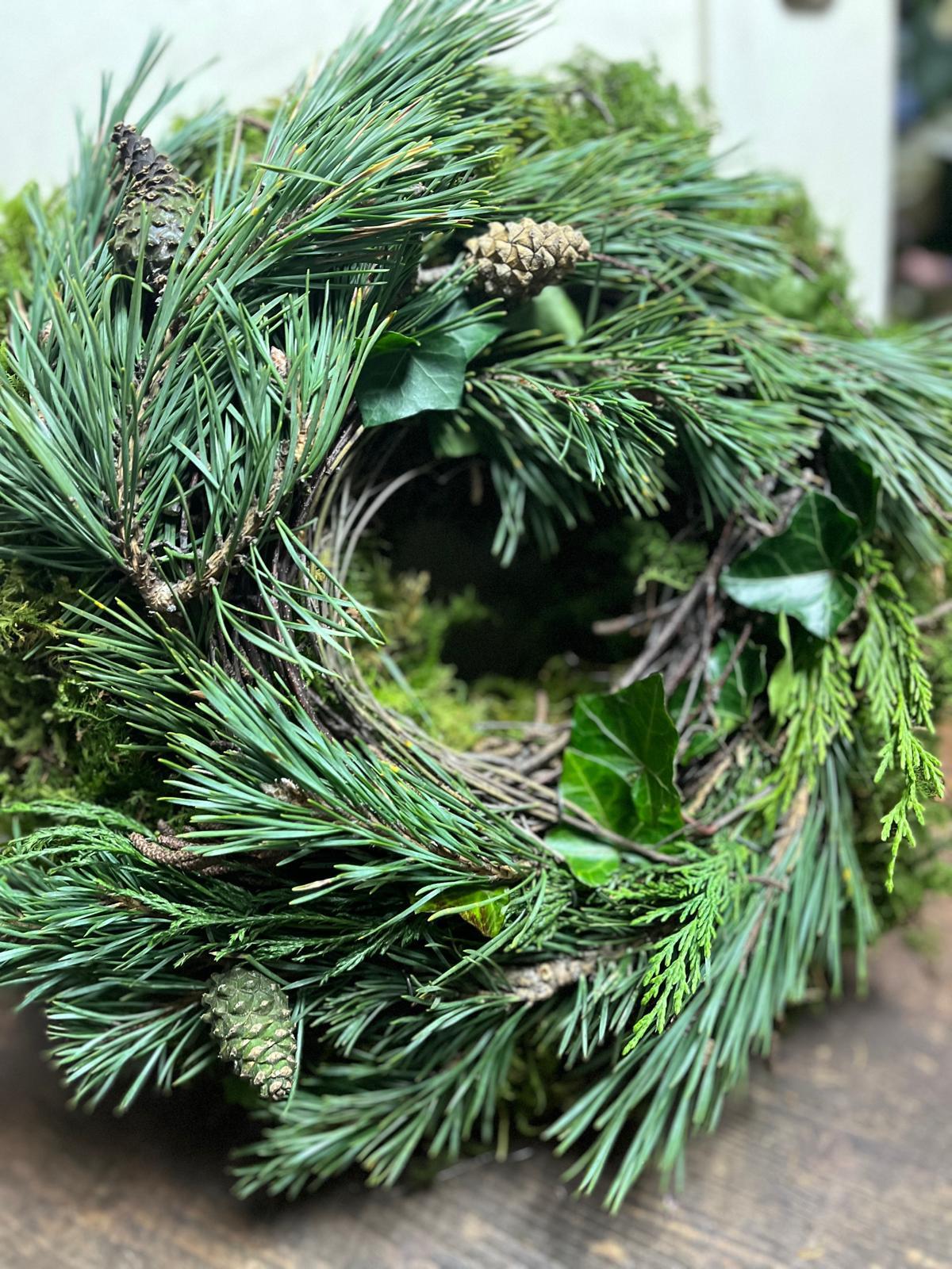 Natürlicher Winterkranz (35/45 cm) – Dick gebunden mit Kiefer, Efeu, Thymian & Tanne