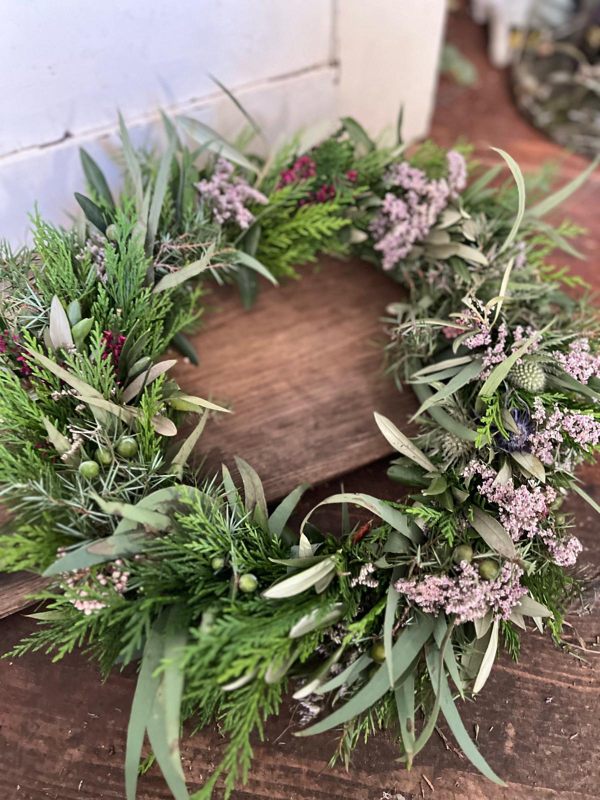 NEUES MODELL: Moderner Kranz aus frischem, gemischtem Grün