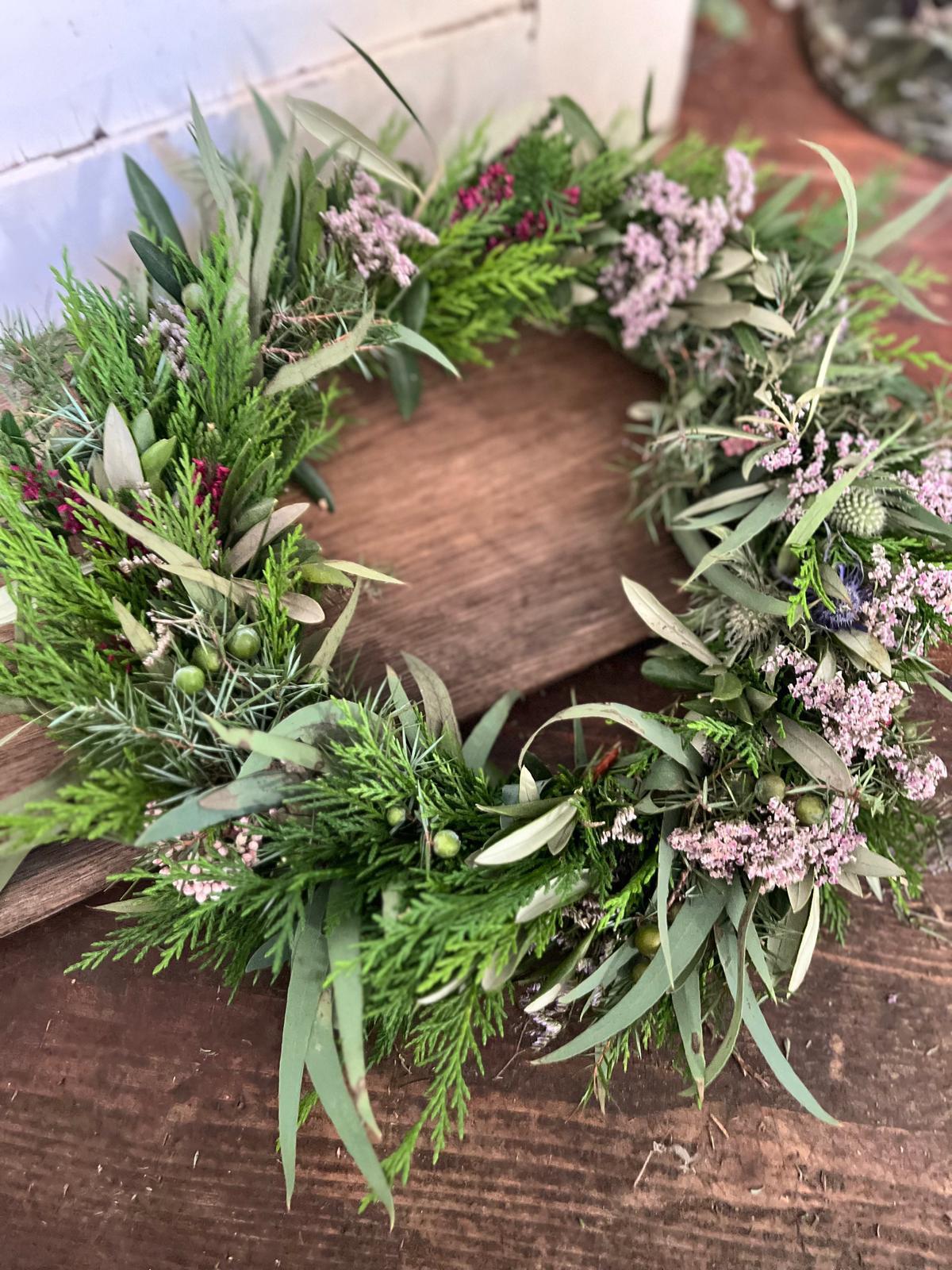 NEUES MODELL: Moderner Kranz aus frischem, gemischtem Grün