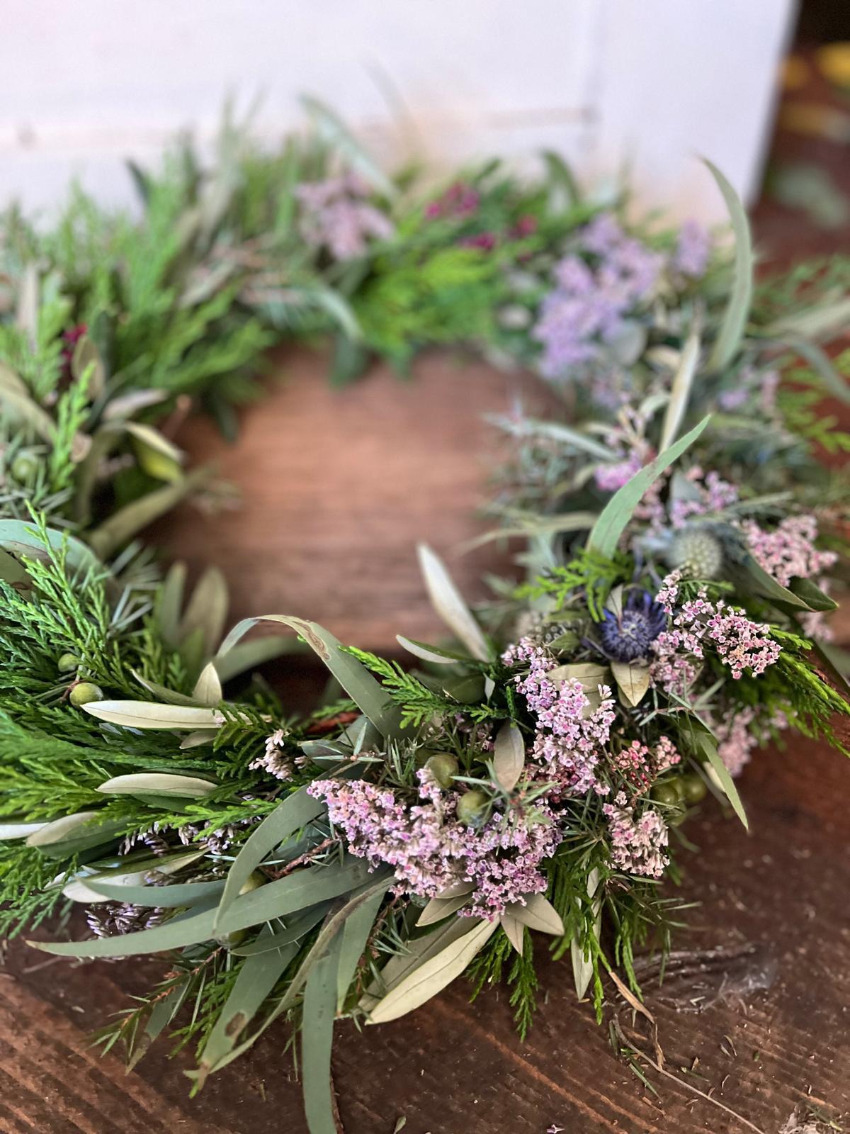 NEUES MODELL: Moderner Kranz aus frischem, gemischtem Grün