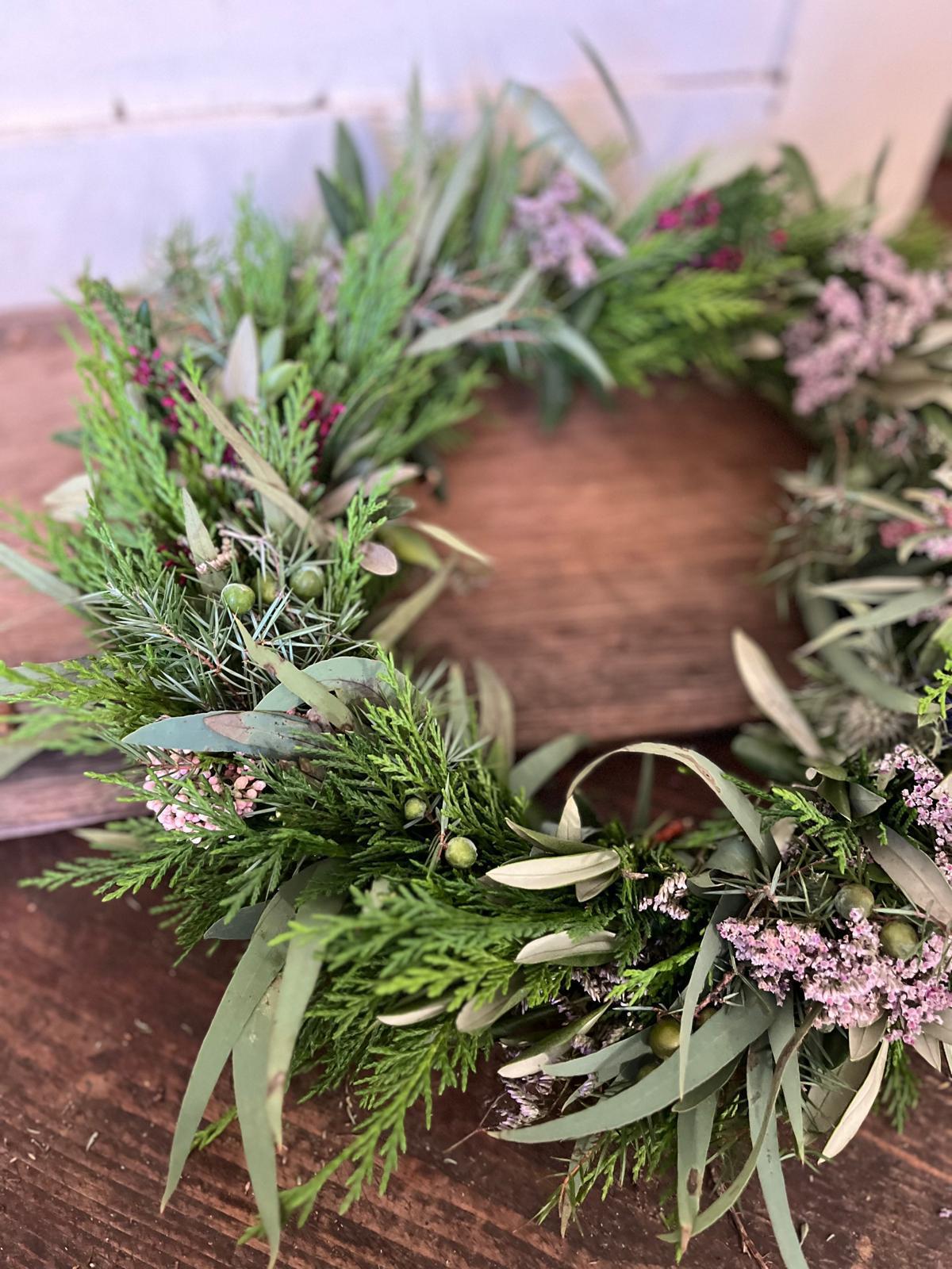 NEUES MODELL: Moderner Kranz aus frischem, gemischtem Grün