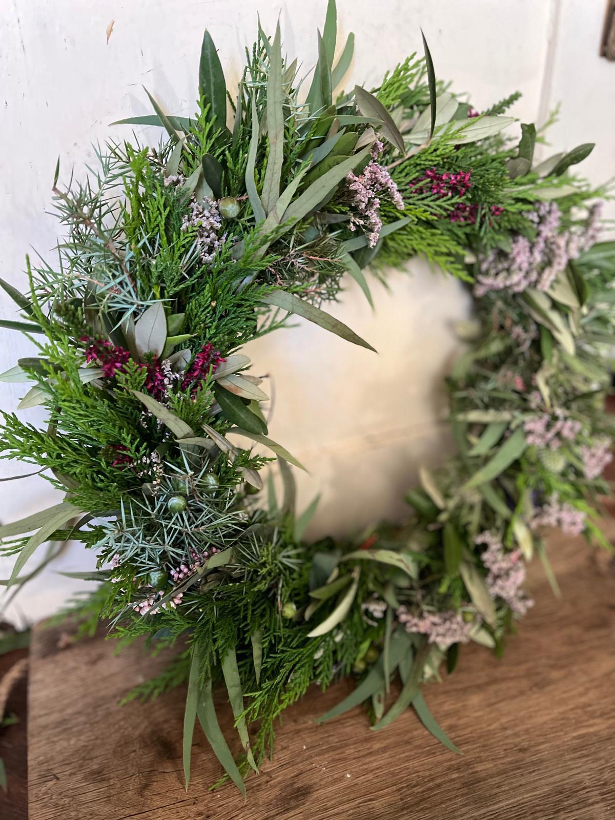 NEUES MODELL: Moderner Kranz aus frischem, gemischtem Grün