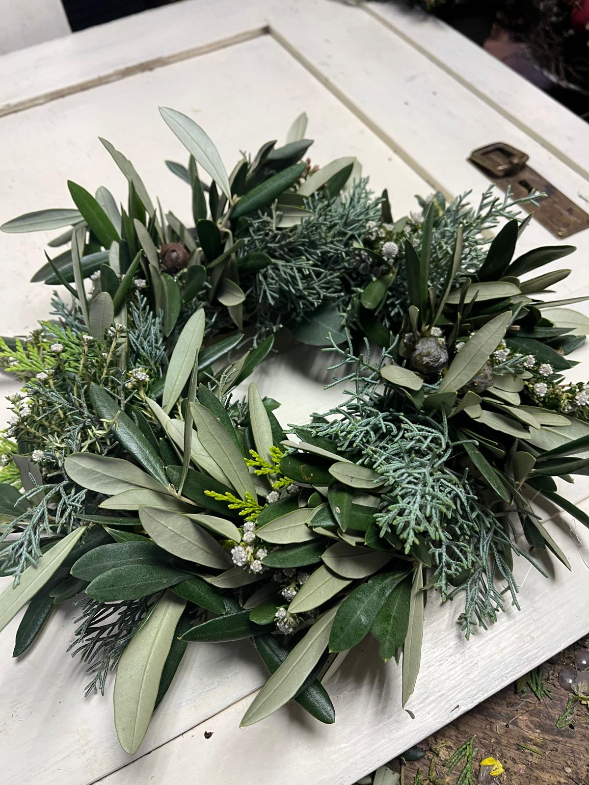 Handgefertigter Türkranz aus Olive mit Strandflieder und verschiedenen grünen Zweigen