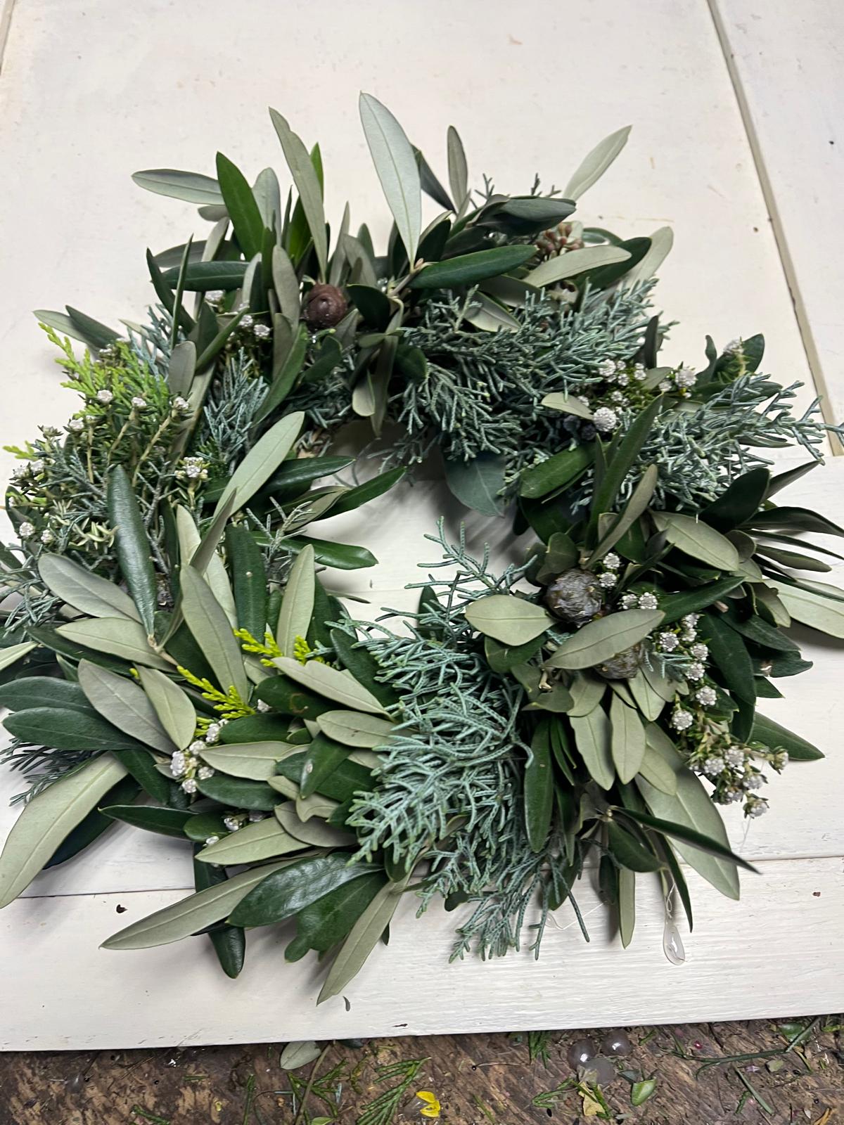 Handgefertigter Türkranz aus Olive mit Strandflieder und verschiedenen grünen Zweigen