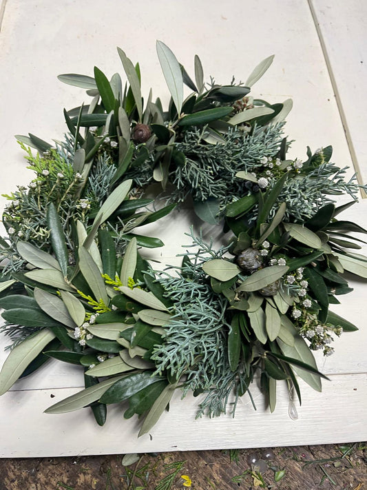 Handgefertigter Türkranz aus Olive mit Strandflieder und verschiedenen grünen Zweigen