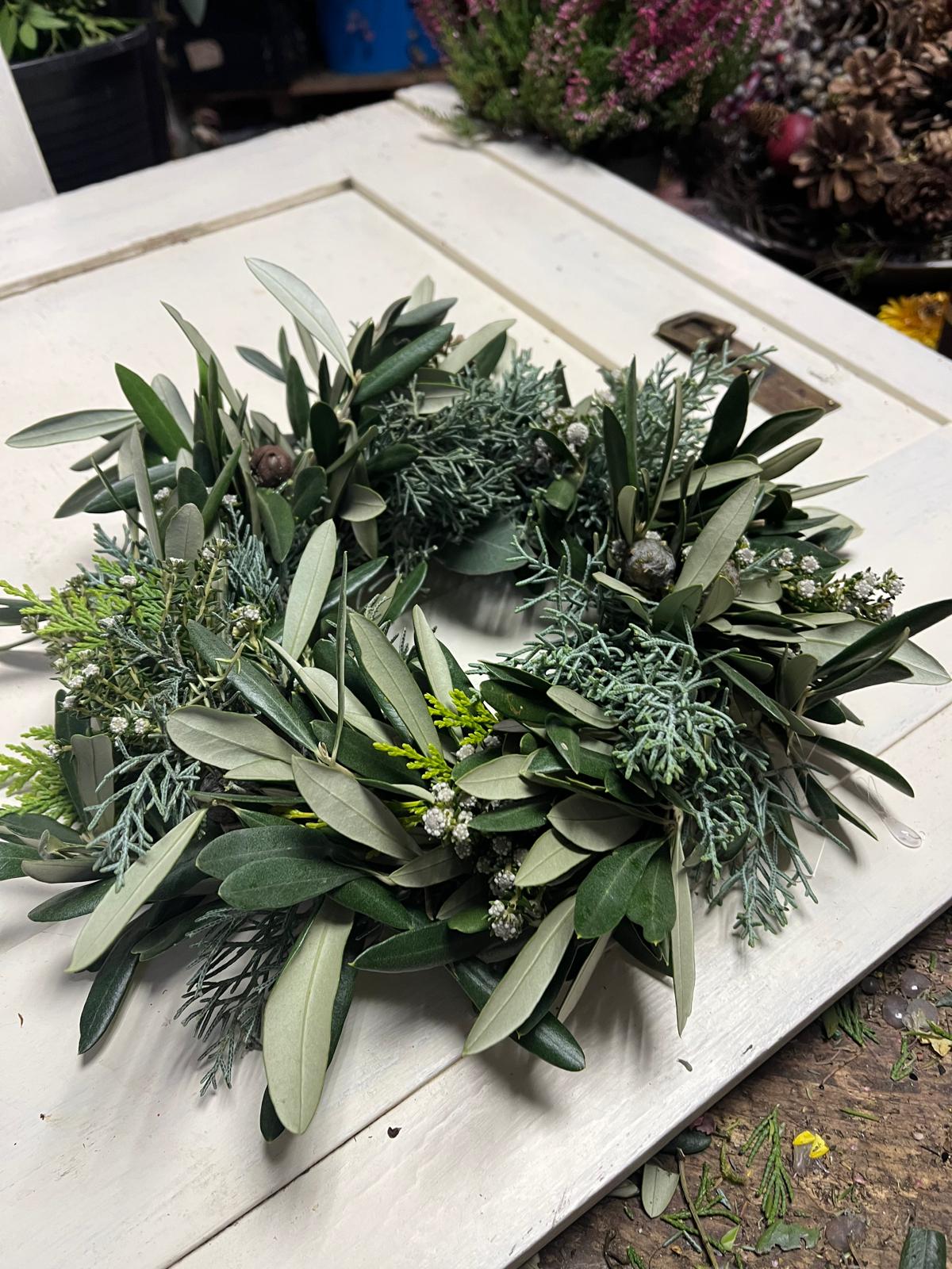 Handgefertigter Türkranz aus Olive mit Strandflieder und verschiedenen grünen Zweigen