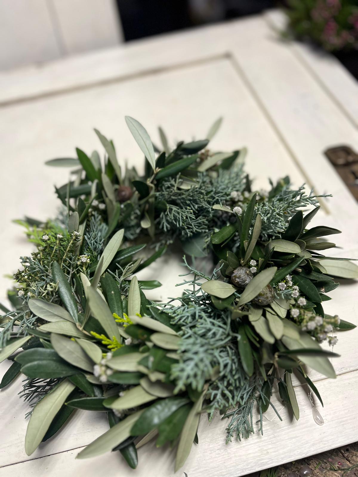 Handgefertigter Türkranz aus Olive mit Strandflieder und verschiedenen grünen Zweigen