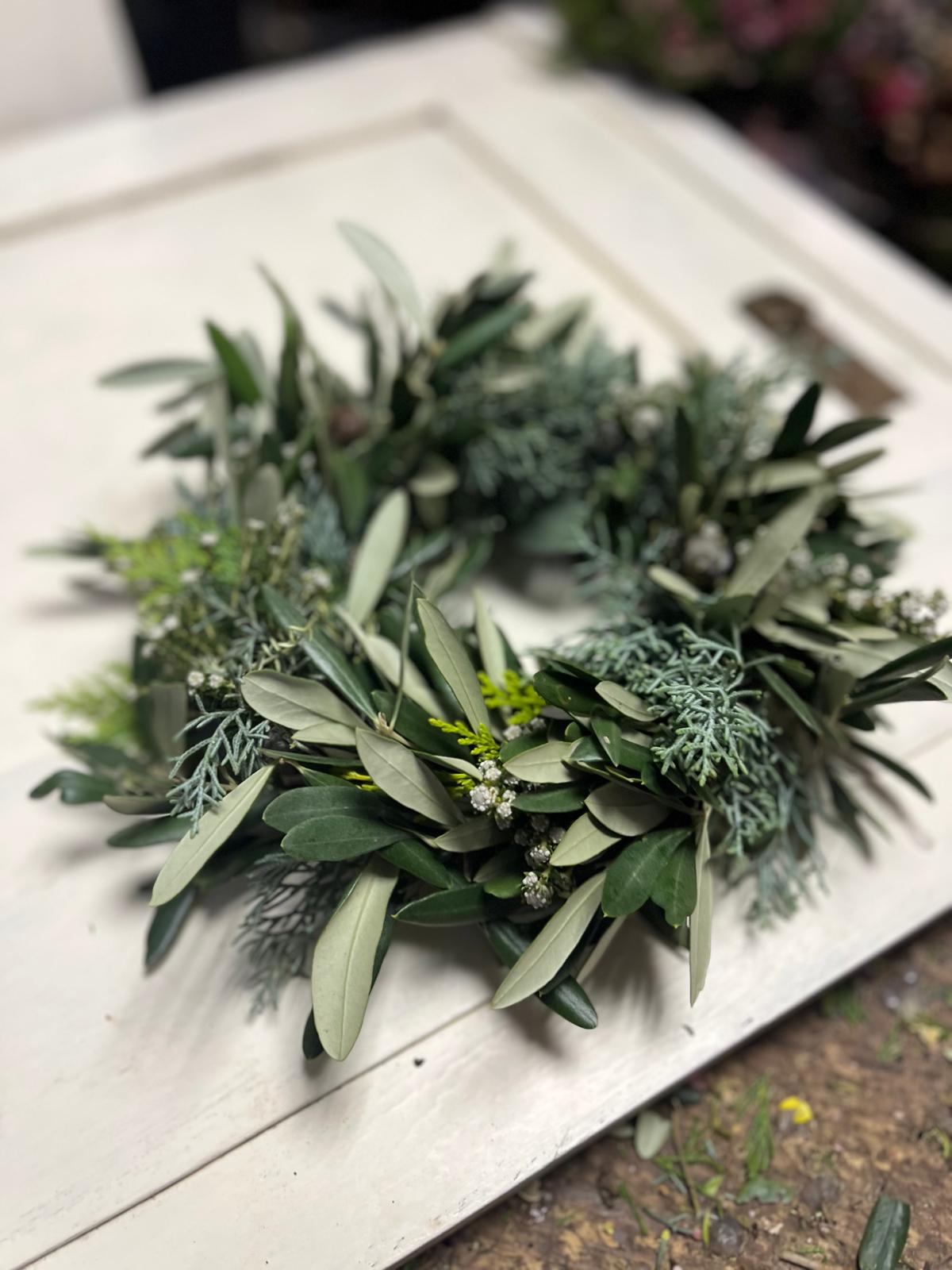 Handgefertigter Türkranz aus Olive mit Strandflieder und verschiedenen grünen Zweigen