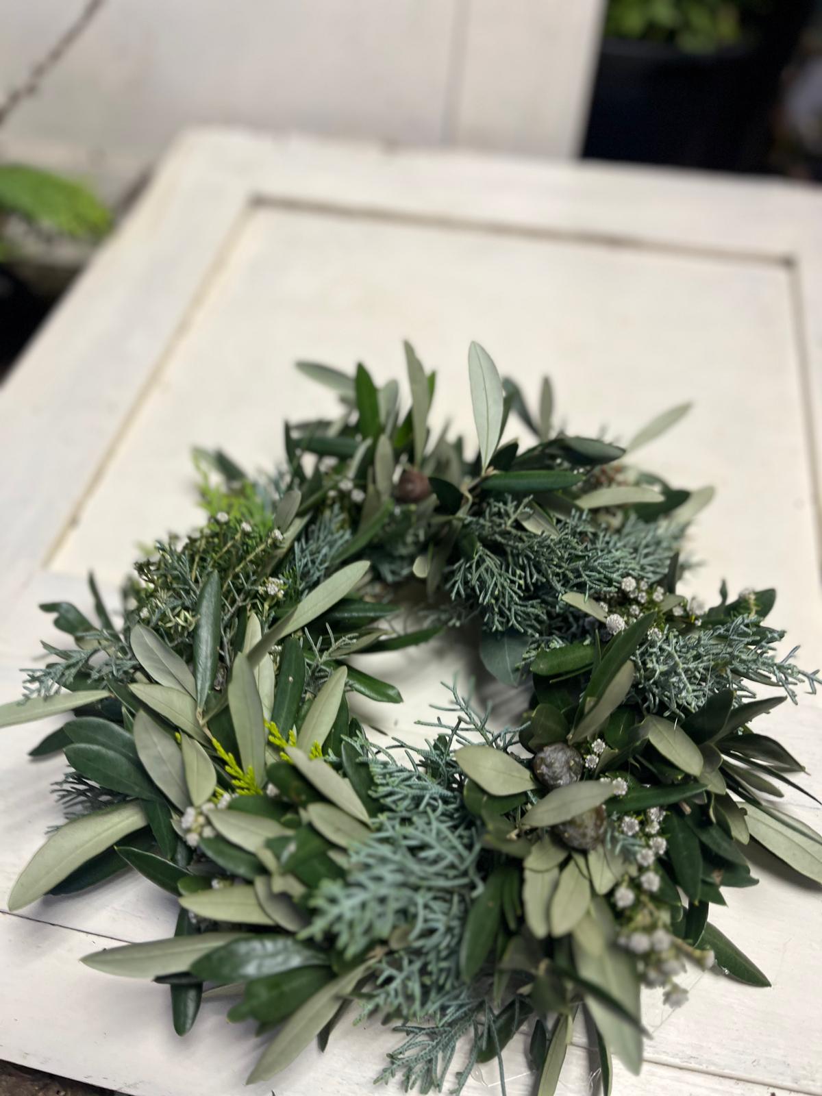 Handgefertigter Türkranz aus Olive mit Strandflieder und verschiedenen grünen Zweigen