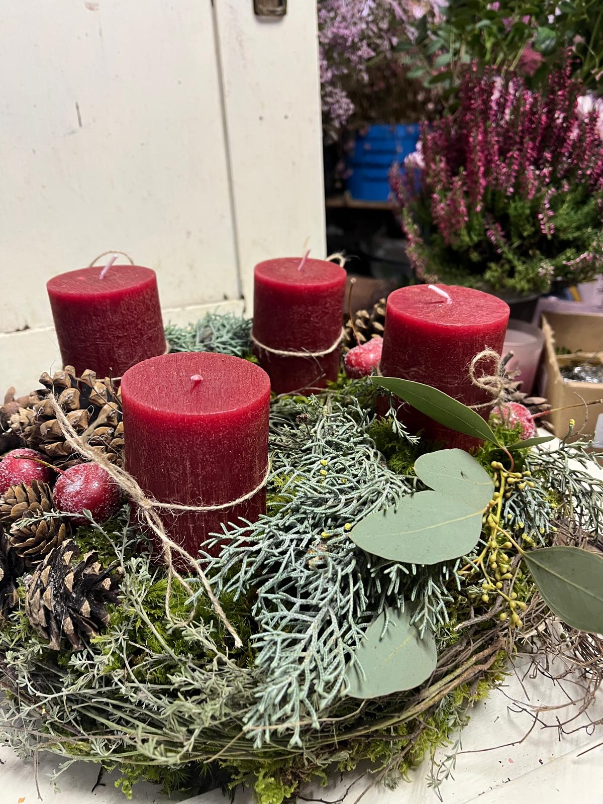 Wunderschöner Adventskranz (30 cm) – Frisch gebunden mit Moos, Äpfeln, Ästen & Zapfen