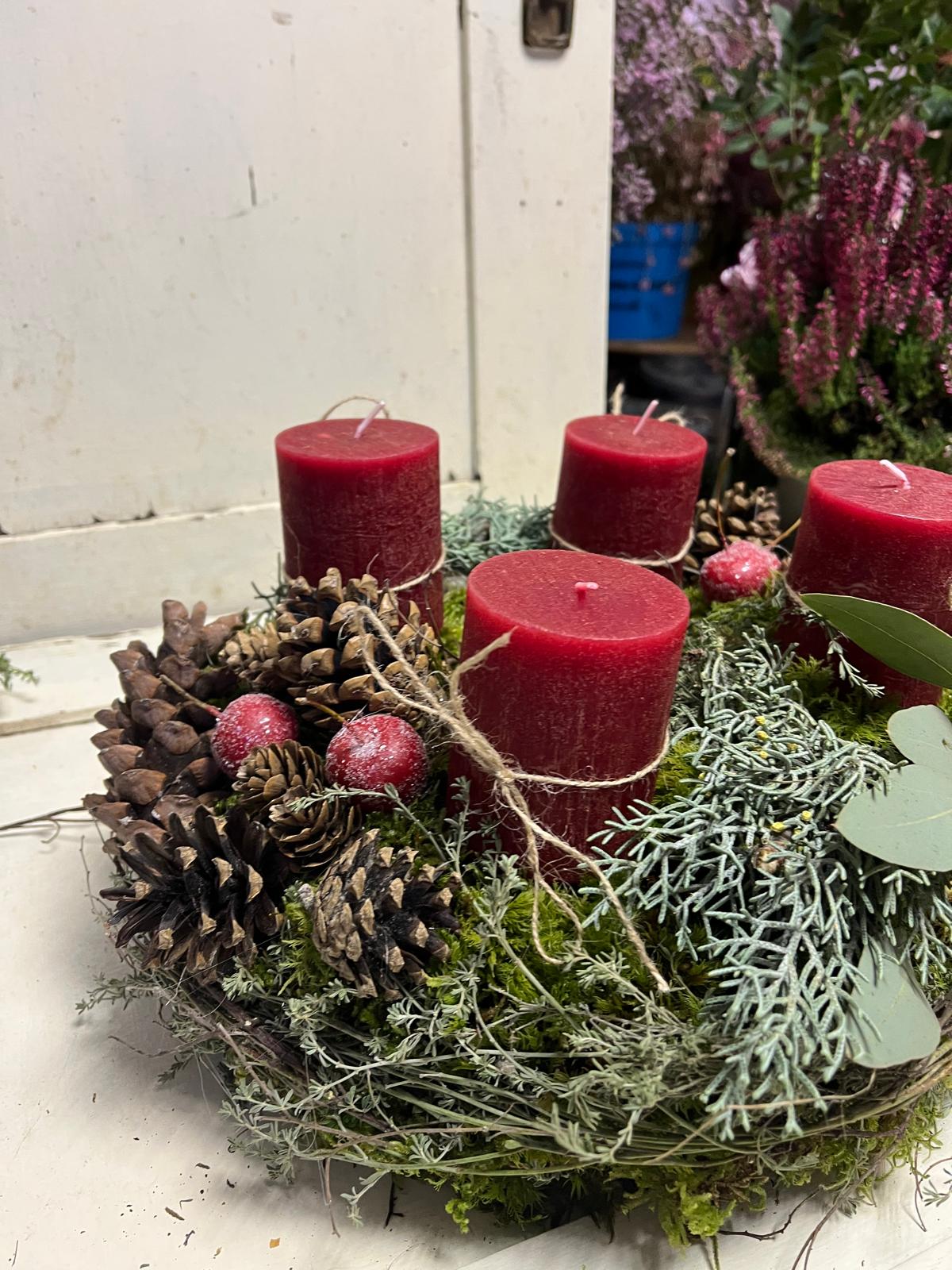 Wunderschöner Adventskranz (30 cm) – Frisch gebunden mit Moos, Äpfeln, Ästen & Zapfen