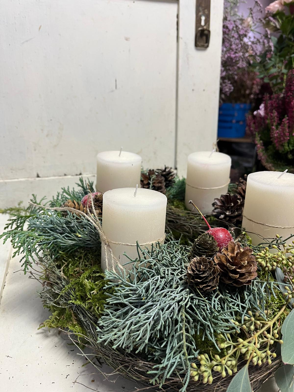 Wunderschöner Adventskranz (30 cm) – Frisch gebunden mit Moos, Äpfeln, Ästen & Zapfen