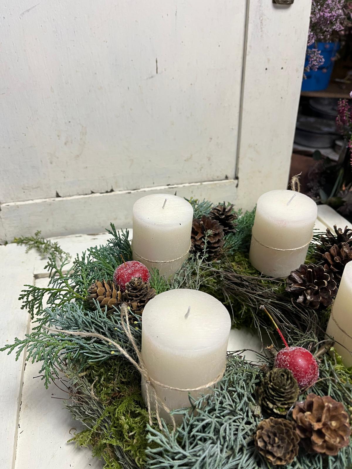 Wunderschöner Adventskranz (30 cm) – Frisch gebunden mit Moos, Äpfeln, Ästen & Zapfen