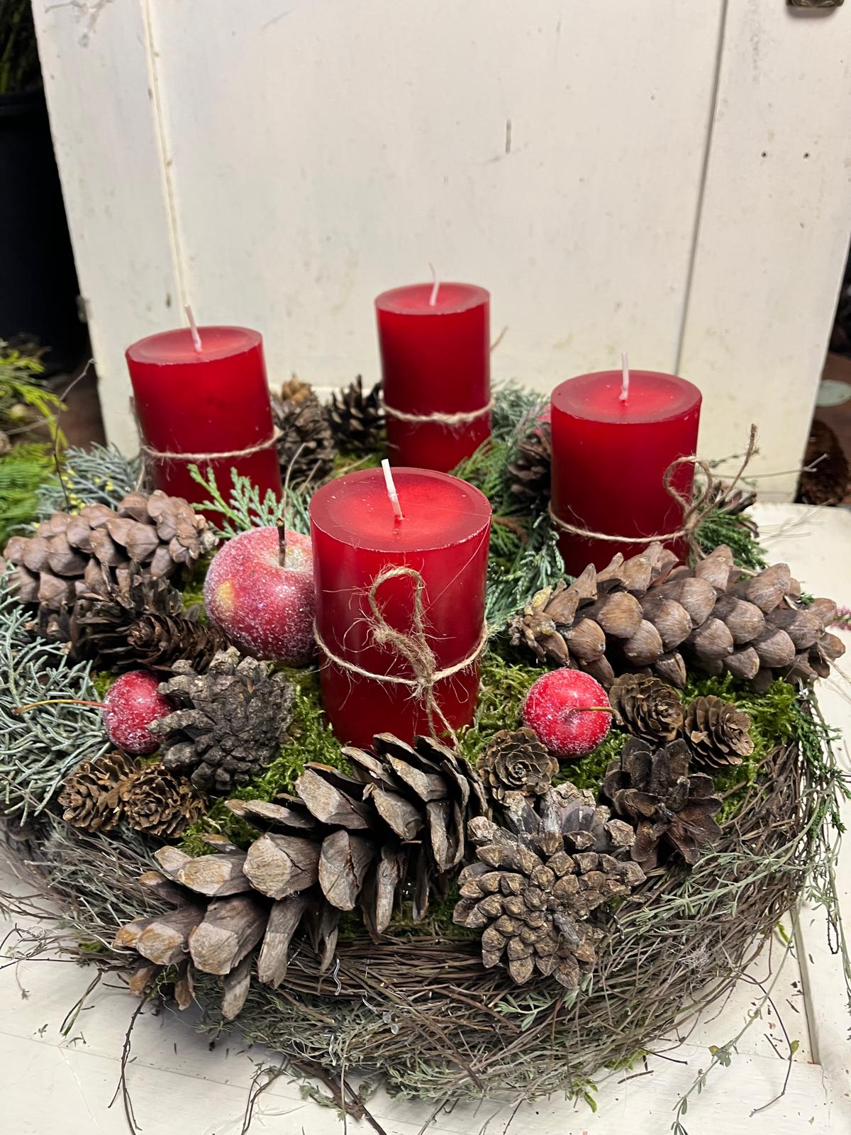 Wunderschöner Adventskranz (ca. 38 cm) – Frisch gebunden mit Moos, Äpfeln, Ästen & Zapfen