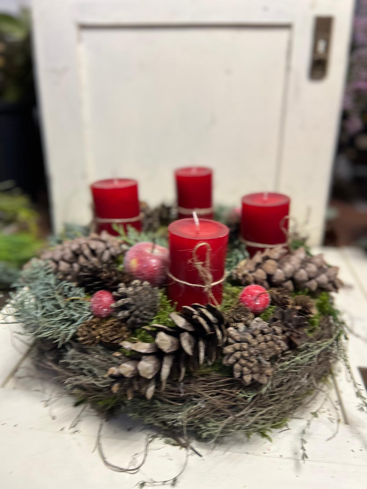 Wunderschöner Adventskranz (ca. 38 cm) – Frisch gebunden mit Moos, Äpfeln, Ästen & Zapfen