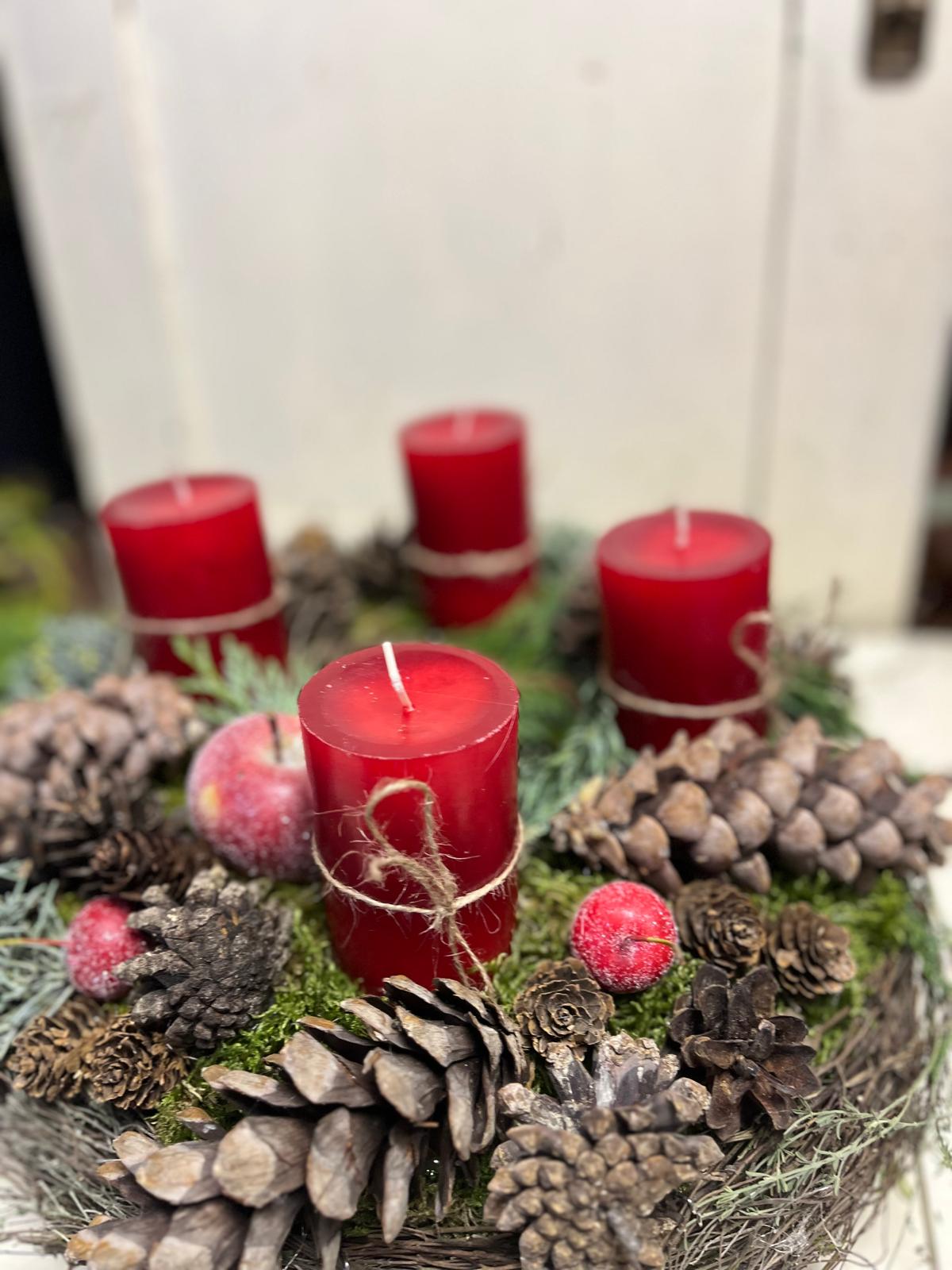 Wunderschöner Adventskranz (ca. 38 cm) – Frisch gebunden mit Moos, Äpfeln, Ästen & Zapfen