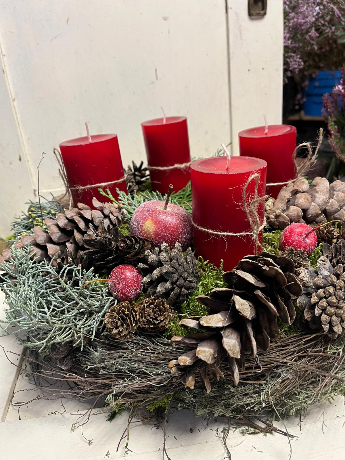 Wunderschöner Adventskranz (ca. 38 cm) – Frisch gebunden mit Moos, Äpfeln, Ästen & Zapfen