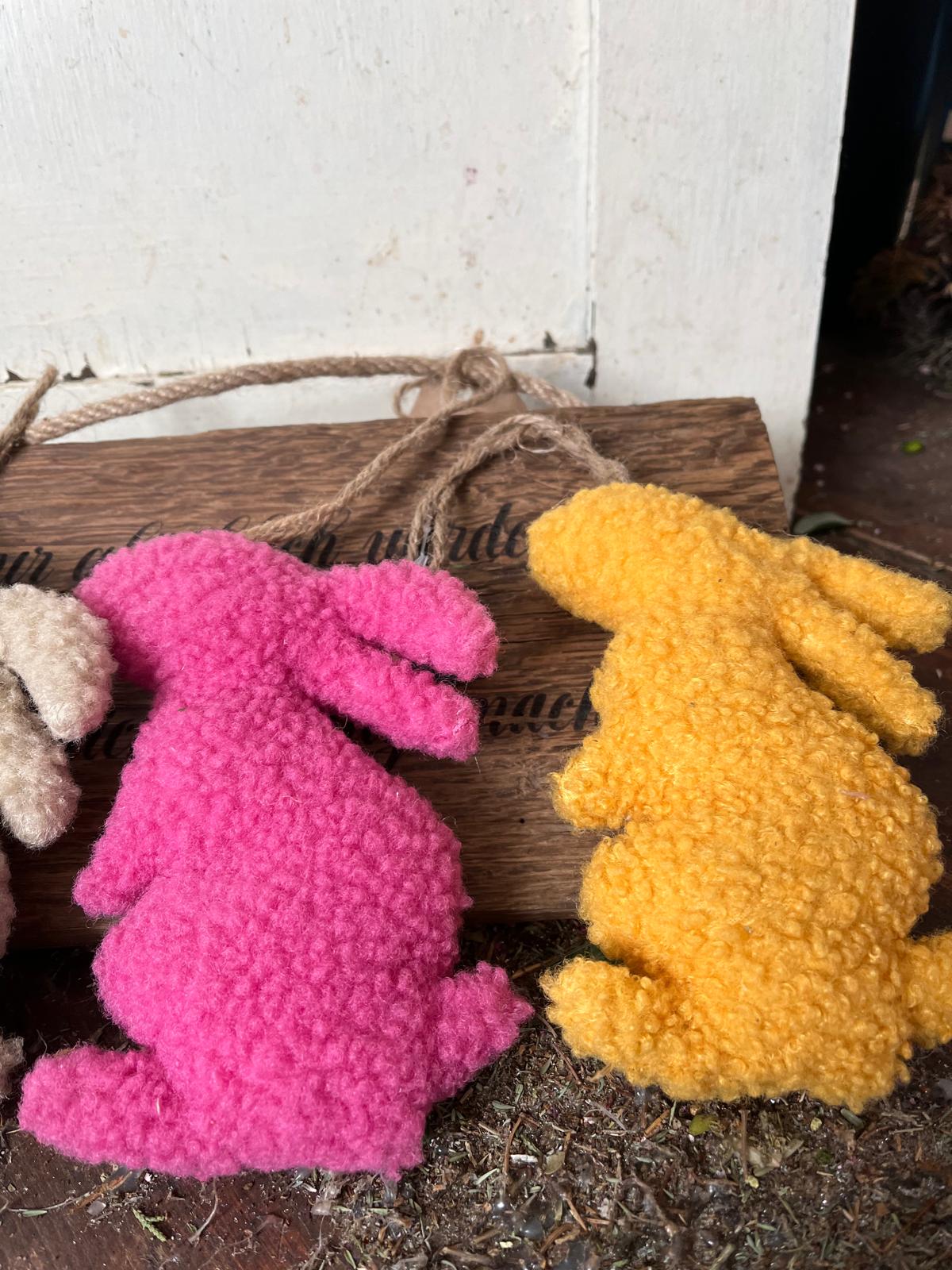 Deko-Hase zum Aufhängen | 15x11,5 cm | 4 Farben zur Auswahl | Osterhase Anhänger | Handgemachte Frühlingsdeko