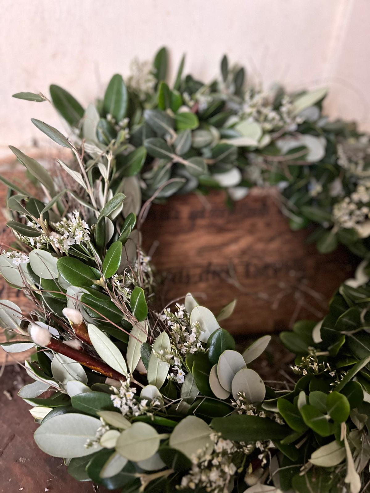 Handgefertigter Türkranz aus Olive mit Strandflieder und verschiedenen grünen Zweigen