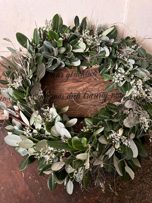 Handgefertigter Türkranz aus Olive mit Strandflieder und verschiedenen grünen Zweigen
