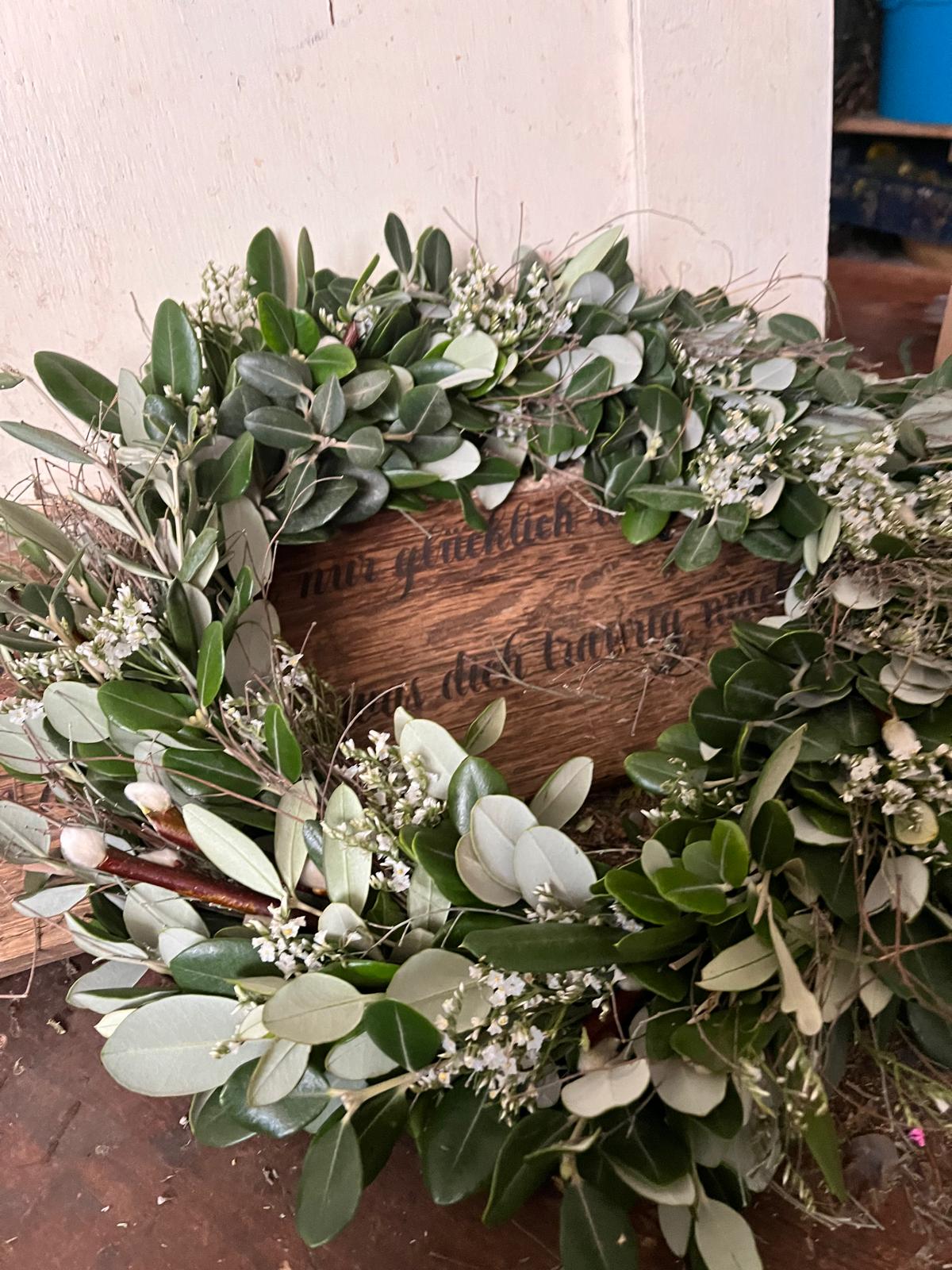 Handgefertigter Türkranz aus Olive mit Strandflieder und verschiedenen grünen Zweigen