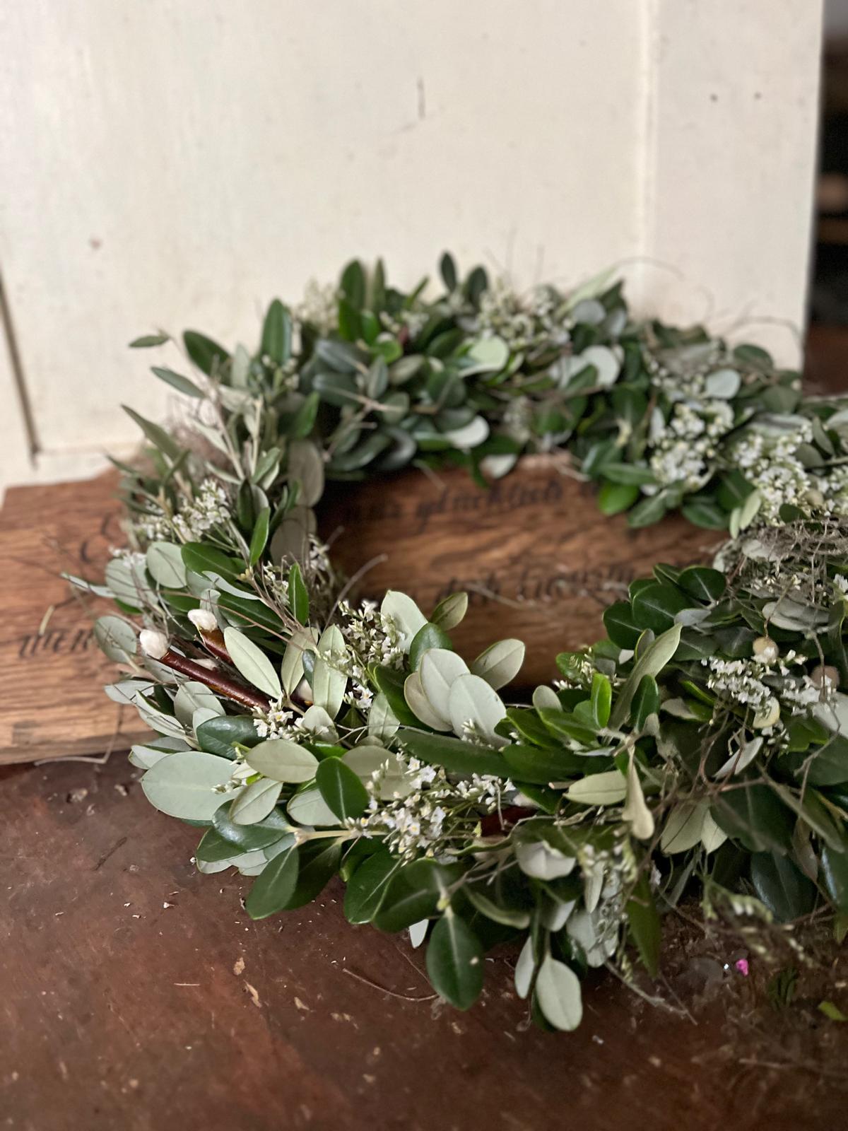 Handgefertigter Türkranz aus Olive mit Strandflieder und verschiedenen grünen Zweigen