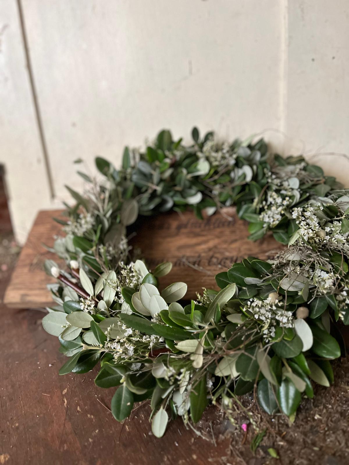 Handgefertigter Türkranz aus Olive mit Strandflieder und verschiedenen grünen Zweigen