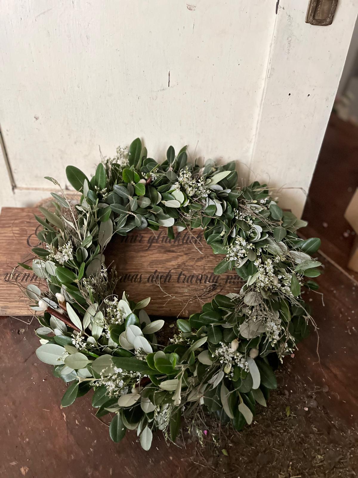 Handgefertigter Türkranz aus Olive mit Strandflieder und verschiedenen grünen Zweigen
