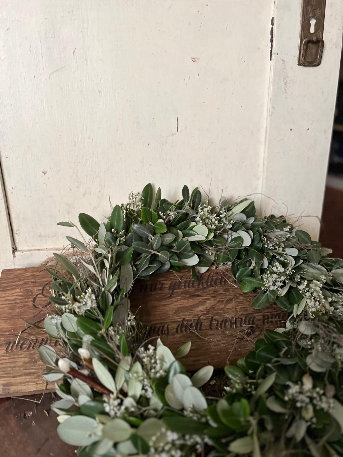 Handgefertigter Türkranz aus Olive mit Strandflieder und verschiedenen grünen Zweigen