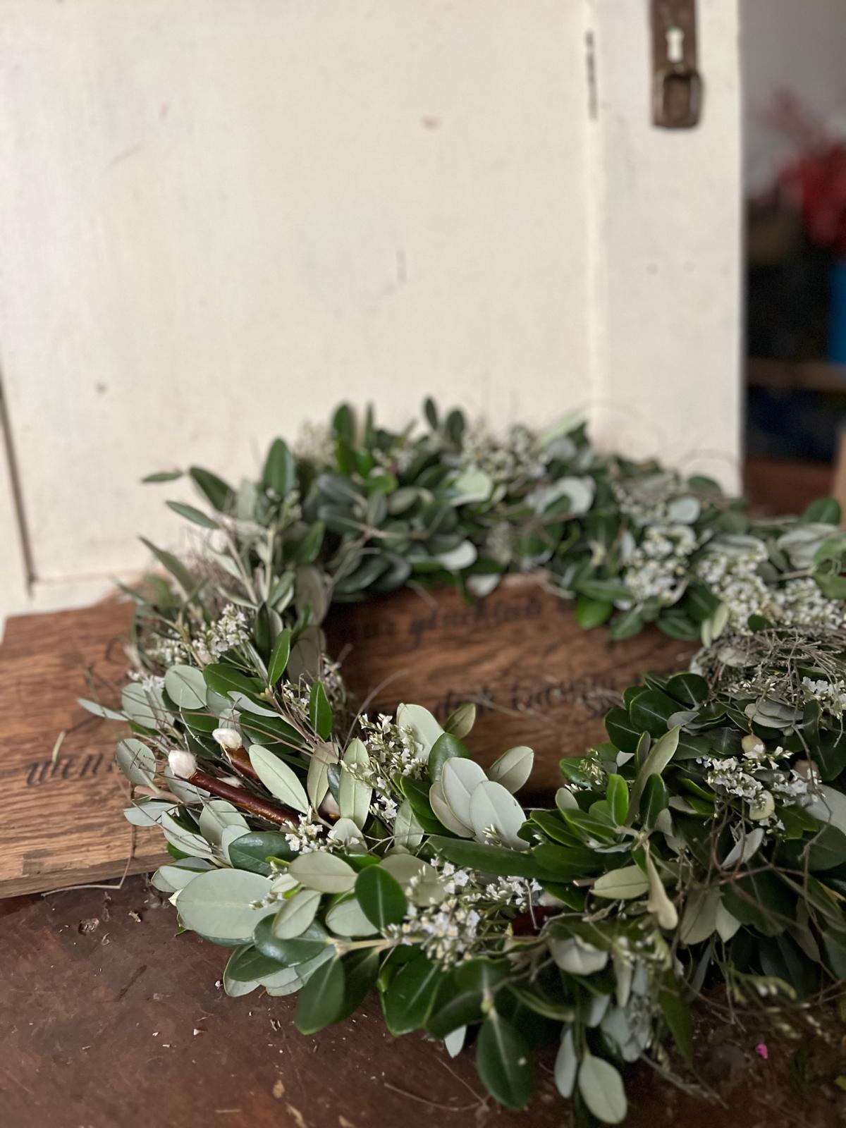 Handgefertigter Türkranz aus Olive mit Strandflieder und verschiedenen grünen Zweigen