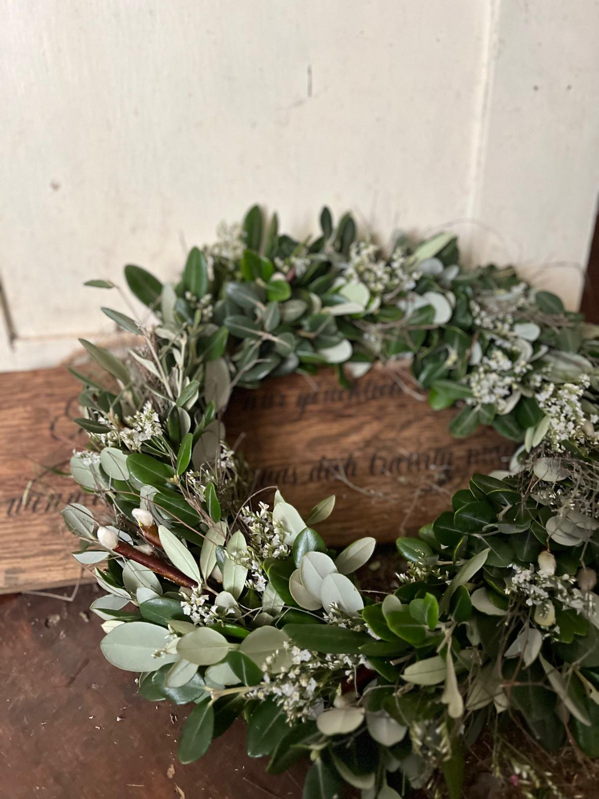 Handgefertigter Türkranz aus Olive mit Strandflieder und verschiedenen grünen Zweigen