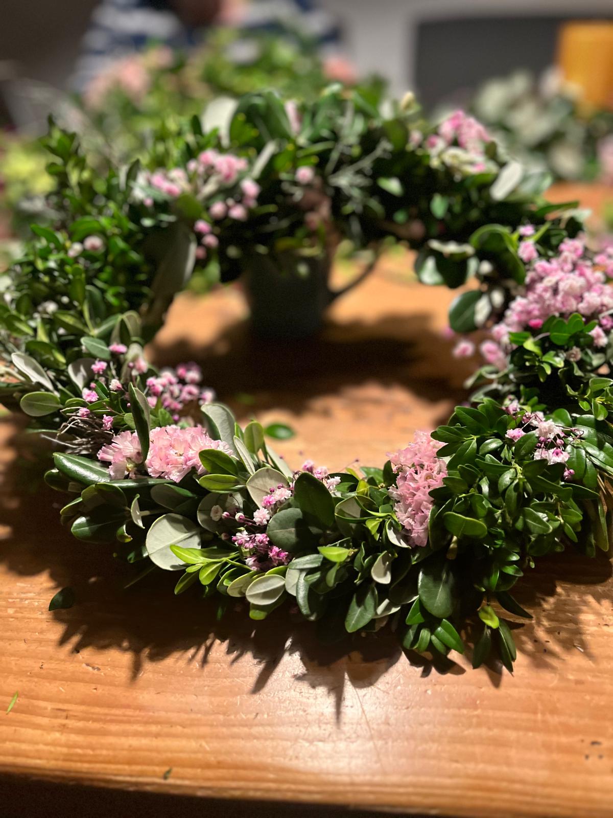 Kranz aus Bux, Schleierkraut, Strandflieder und Thymian – Echtblumen – Tür/Tischdeko
