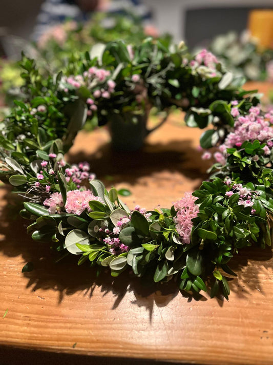 Kranz aus Bux, Schleierkraut, Strandflieder und Thymian – Echtblumen – Tür/Tischdeko