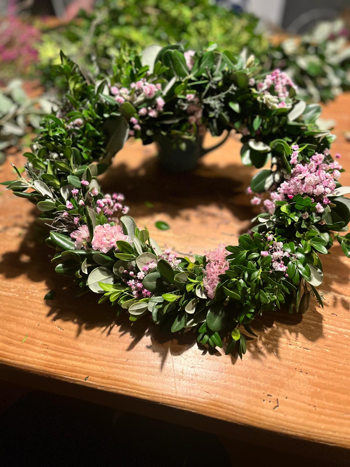 Kranz aus Bux, Schleierkraut, Strandflieder und Thymian – Echtblumen – Tür/Tischdeko