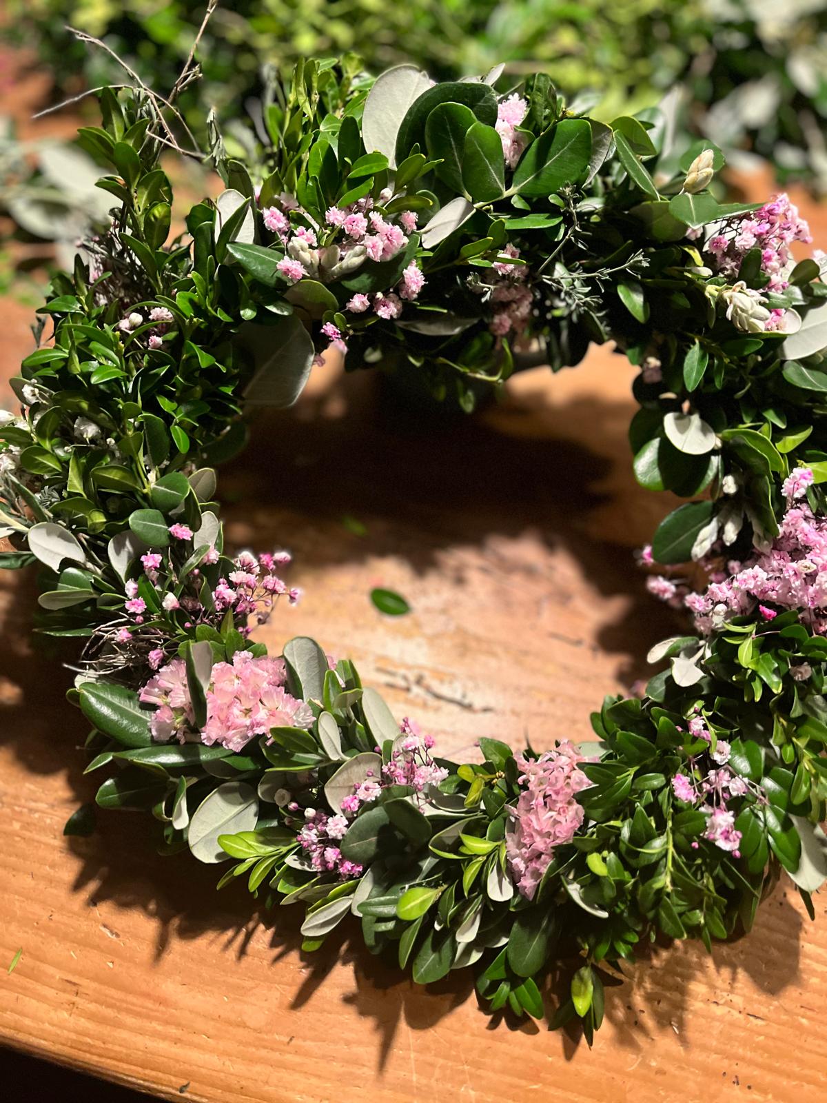 Kranz aus Bux, Schleierkraut, Strandflieder und Thymian – Echtblumen – Tür/Tischdeko