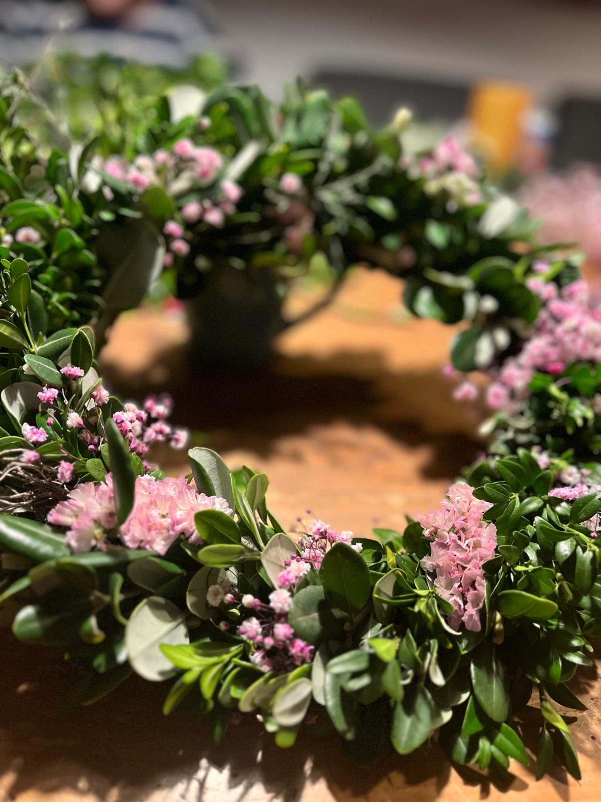 Kranz aus Bux, Schleierkraut, Strandflieder und Thymian – Echtblumen – Tür/Tischdeko
