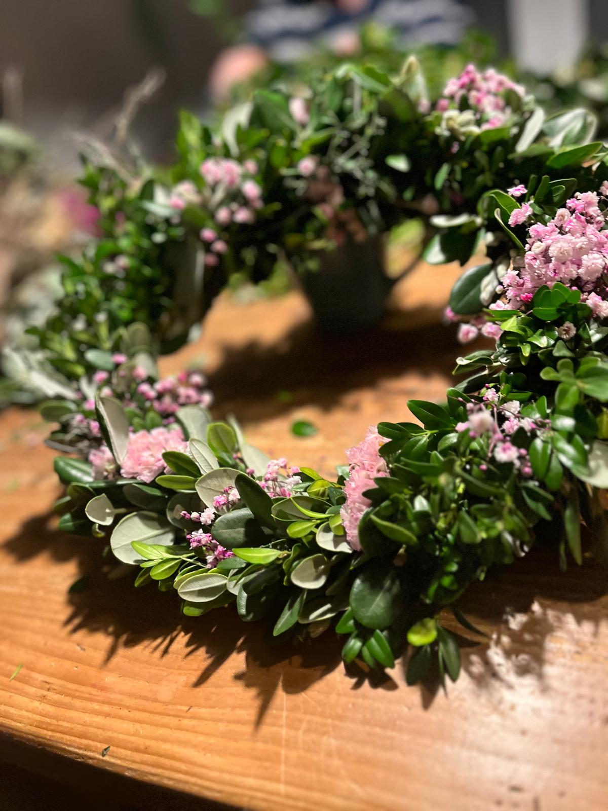 Kranz aus Bux, Schleierkraut, Strandflieder und Thymian – Echtblumen – Tür/Tischdeko