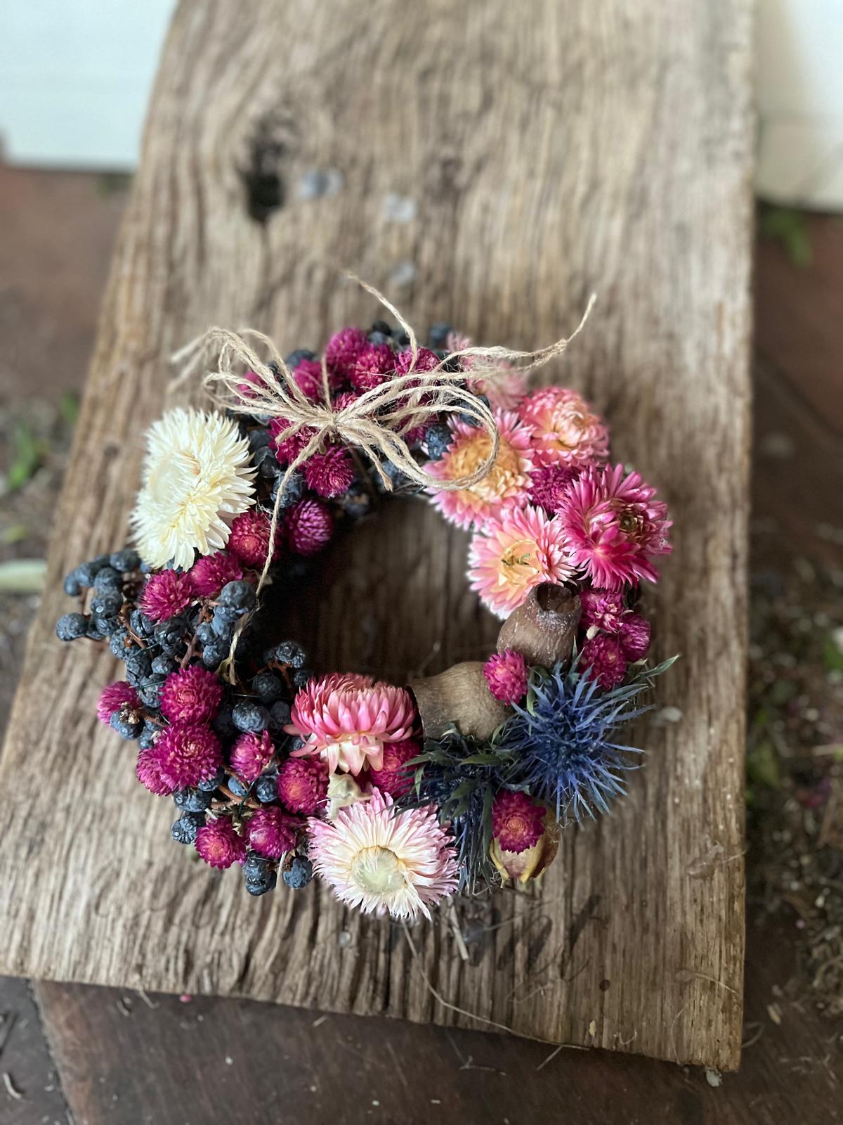 Trockenblumenkranz 16 cm – Bunter Mix aus Trockenblumen – Handgefertigter Wandkranz & Tischdeko – Boho Unikat