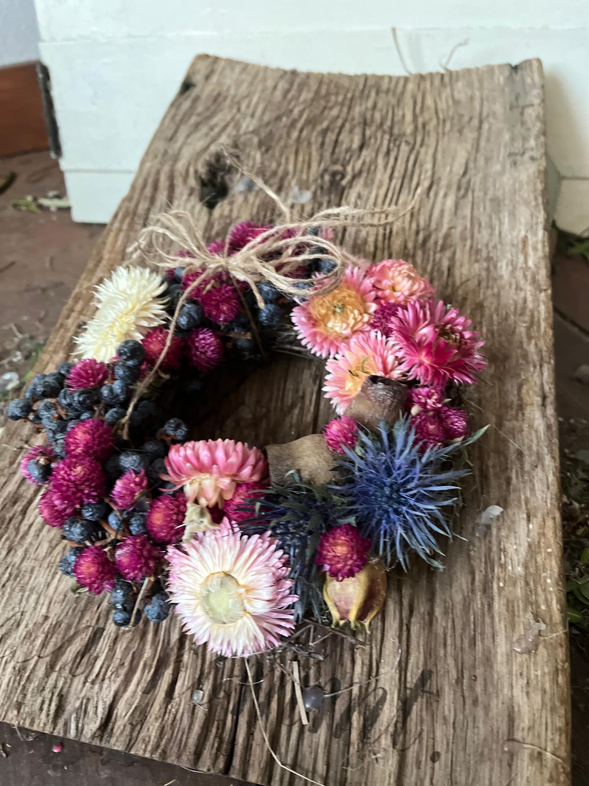 Trockenblumenkranz 16 cm – Bunter Mix aus Trockenblumen – Handgefertigter Wandkranz & Tischdeko – Boho Unikat