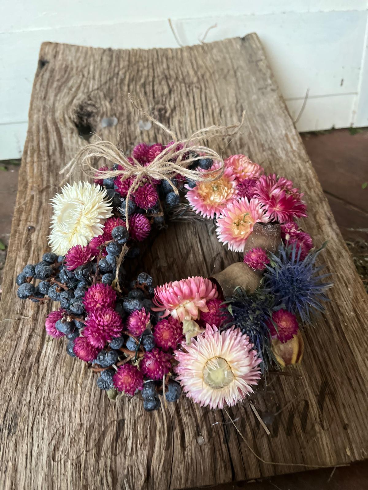 Trockenblumenkranz 16 cm – Bunter Mix aus Trockenblumen – Handgefertigter Wandkranz & Tischdeko – Boho Unikat